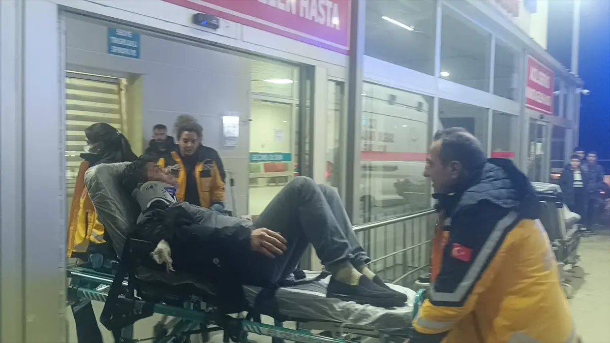 Kozan’da İşçi Taşıyan Minibüs Devrildi: 13 Kişi Yaralandı