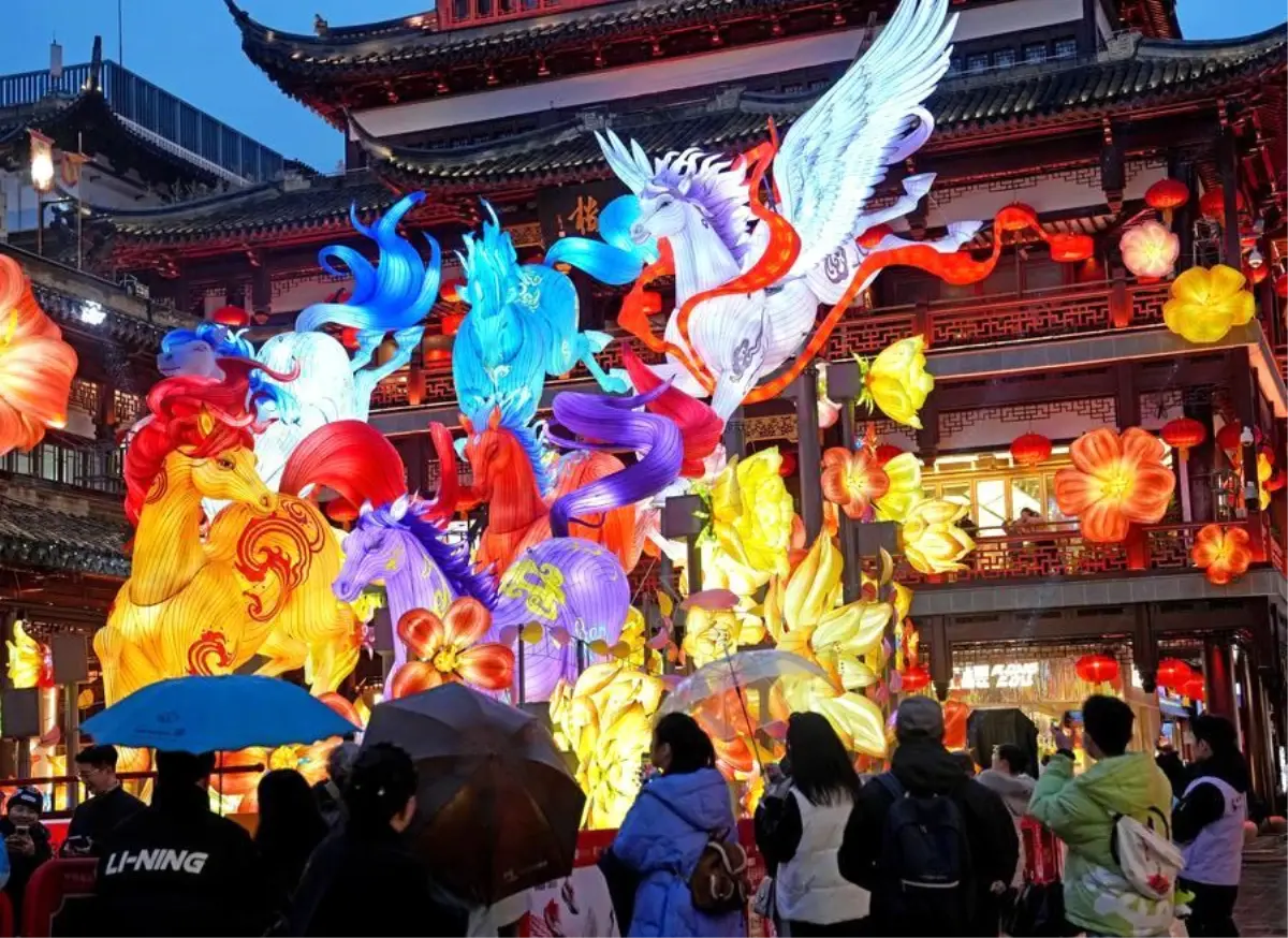 Şanghay'da Yuyuan Bahçesi'nde Fener Festivali Coşkusu Başladı