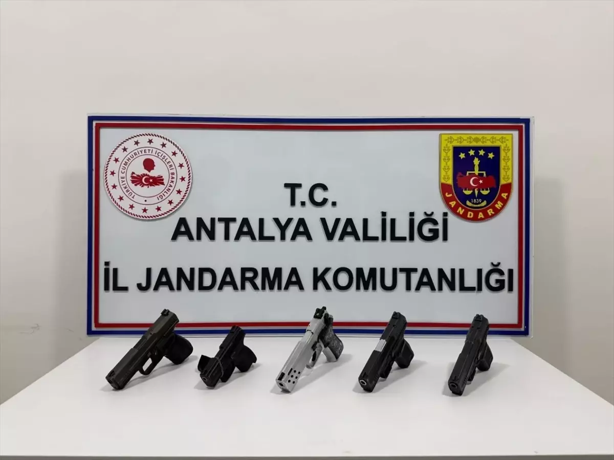 Alanya’da Ruhsatsız Silah Operasyonu: 4 Şahıs Gözaltına Alındı