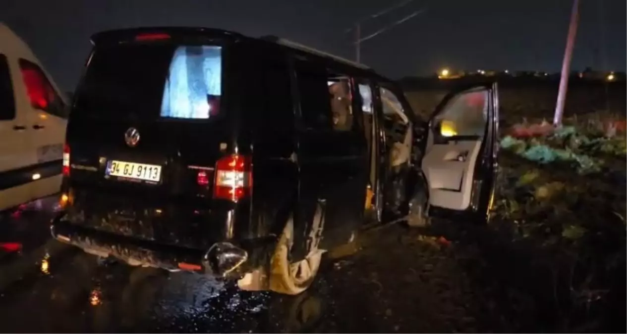 Arnavutköy'de Kaygan Yolda IETT Otobüsü Hafif Ticari Araca Çarptı