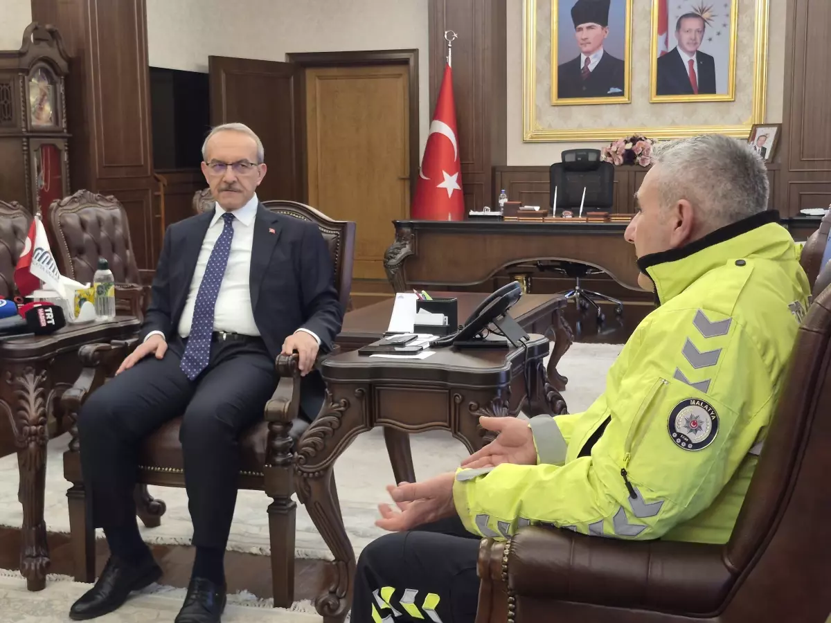 Malatya’da Polis Memuru Yiğit’in Sıcak Dokunuşu: Üşüyen Çocuğa Çorap Giydirdi