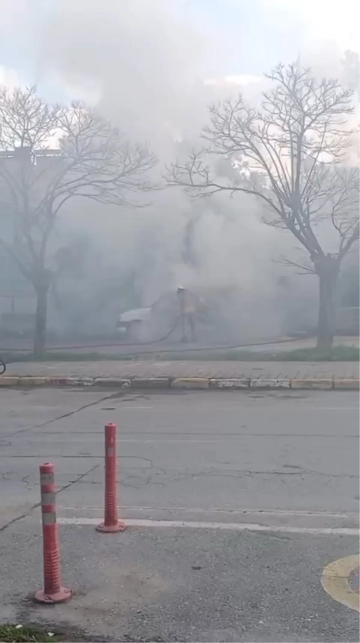 Beylikdüzü'nde Park Halindeki Hafif Ticari Araç Yangını Kontrol Altına Alındı