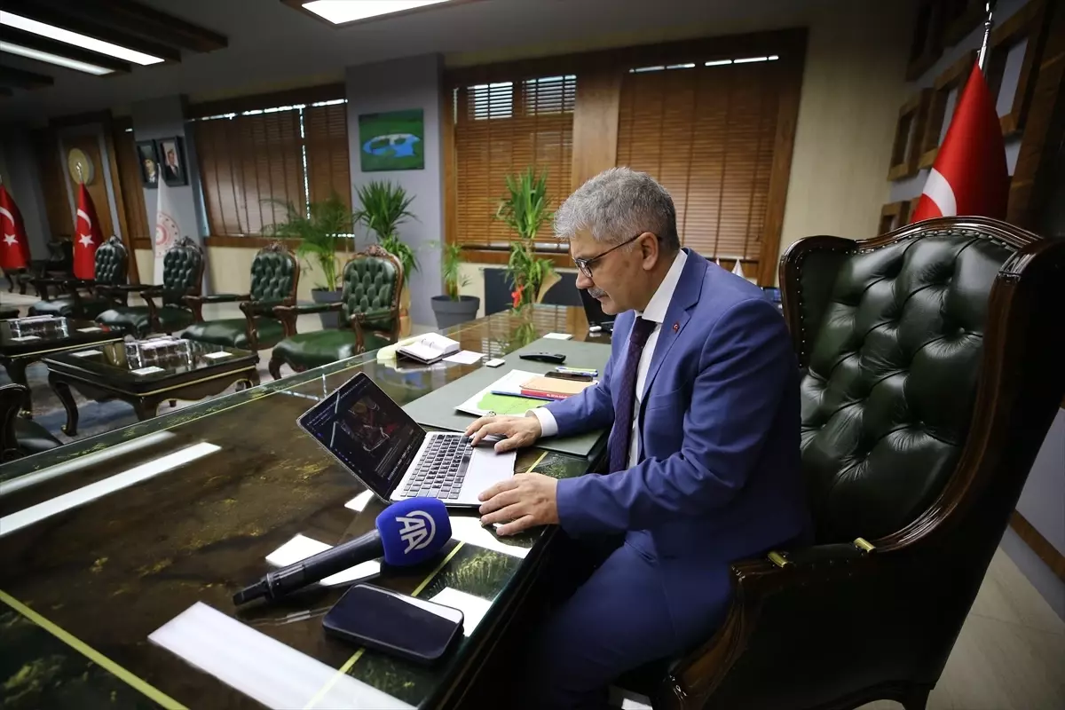 Bingöl Valisi Çelik, AA’nın Yılın Kareleri Oylamasında Seçkin Fotoğrafları İşaretledi