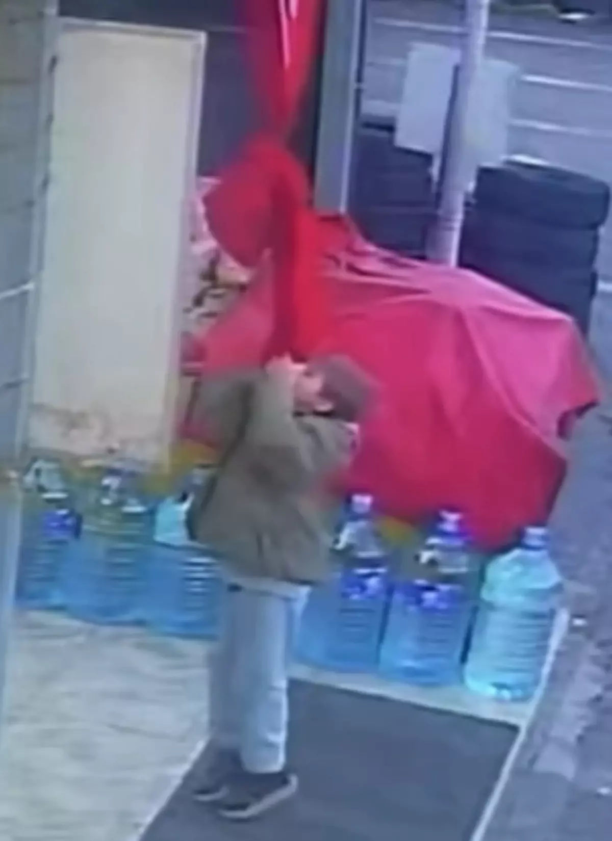 Bartın’da Bir Çocuk Market Girişinde Türk Bayrağını Öptü