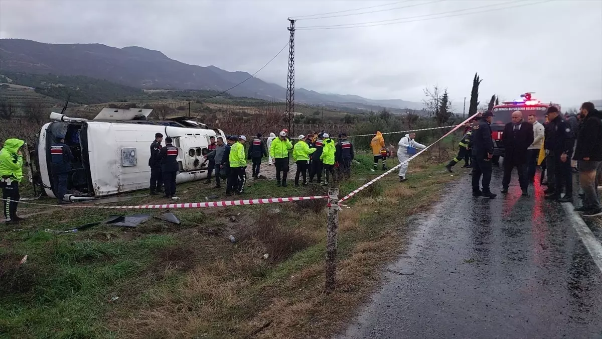 Buldan'da Devrilen Midibüs 22 Yaralıya Yol Açtı, 1 Kişi Hayatını Kaybetti
