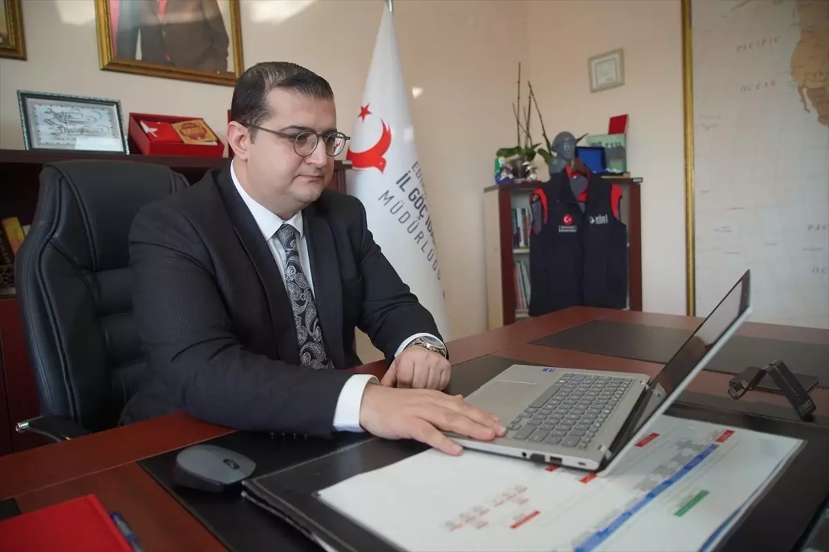 Edirne Göç İdaresi Müdürü Metin Nacioğlu, AA’nın “Yılın Kareleri” Oylamasında Seçkin Fotoğraflara Oy Verdi