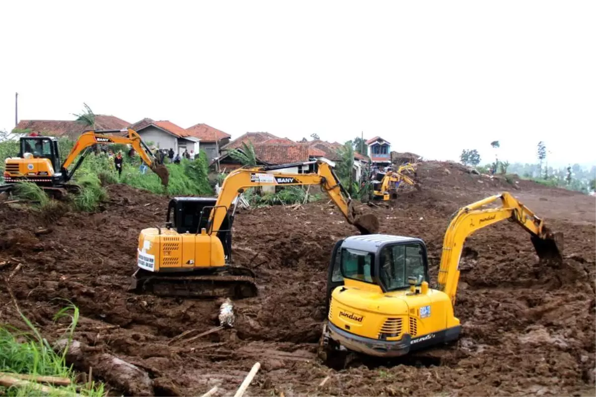 Endonezya’nın Batı Cava Bölgesi’nde Şiddetli Heyelan: 38 Kişi Hayatını Kaybetti