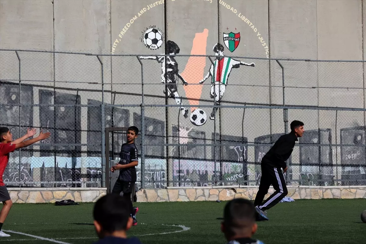 Stadyum Duvarına Sanat Dokunuşu: Yıkım Tehdidine Renkli Direniş