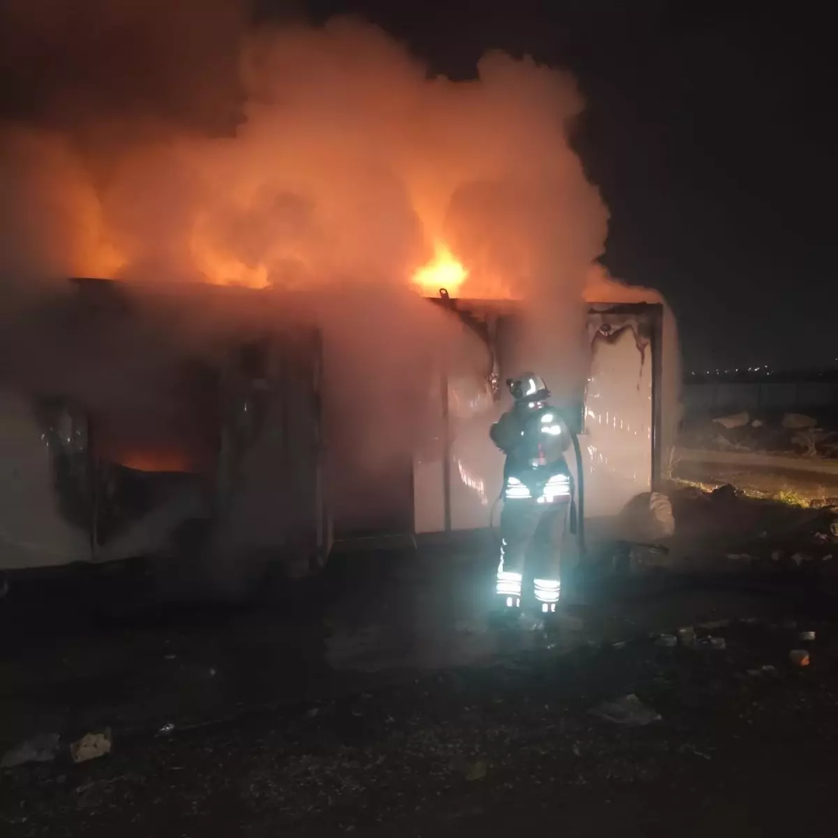 Antakya'da Konteyner Yangını Hızla Kontrol Altına Alındı