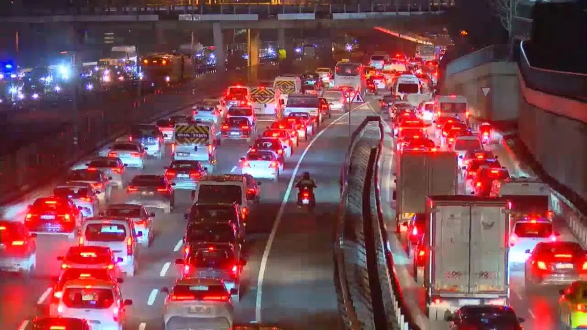 İstanbul’da Akşam Trafiği %87 Yoğunluğa Ulaştı: Ana Arterlerde Durma Noktasına Geldi