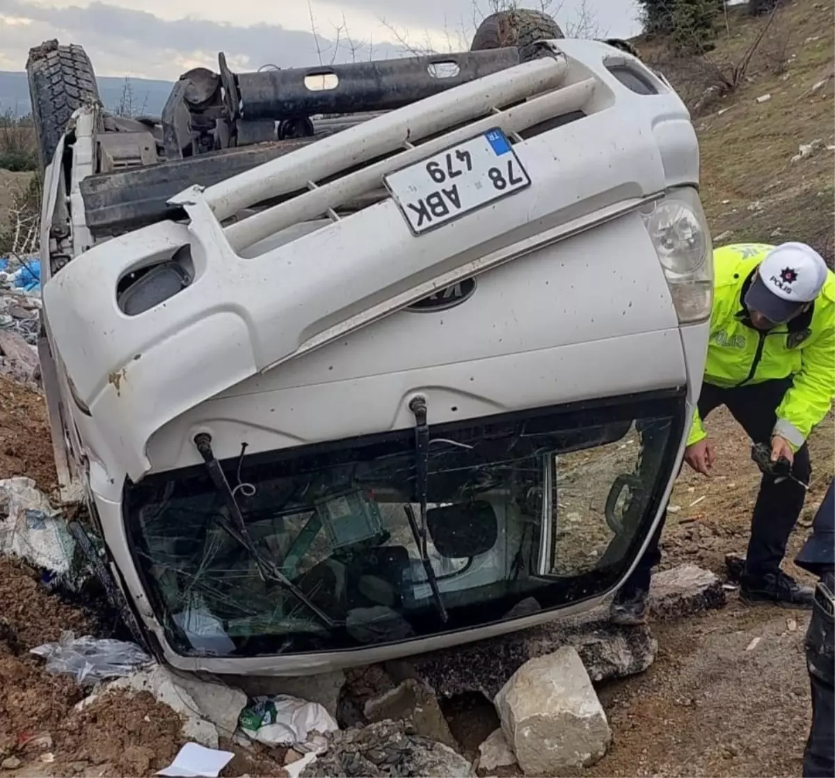 Karabük'te Kamyonet Sarımbölgeye Çarptı: 2 Kişi Yaralandı