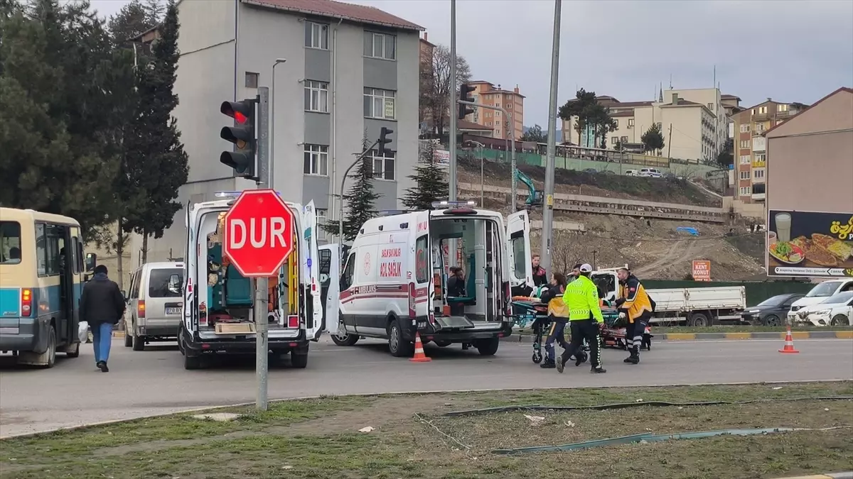 Karabük'te Motosiklet ve Hafif Ticari Araç Çarpıştı: İki Yaralı