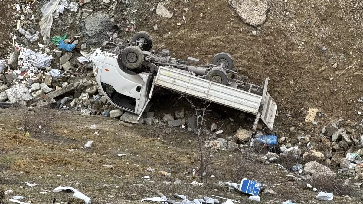 Karabük'te Kamyonet Şarampole Devrildi: İki Kişi Yaralandı