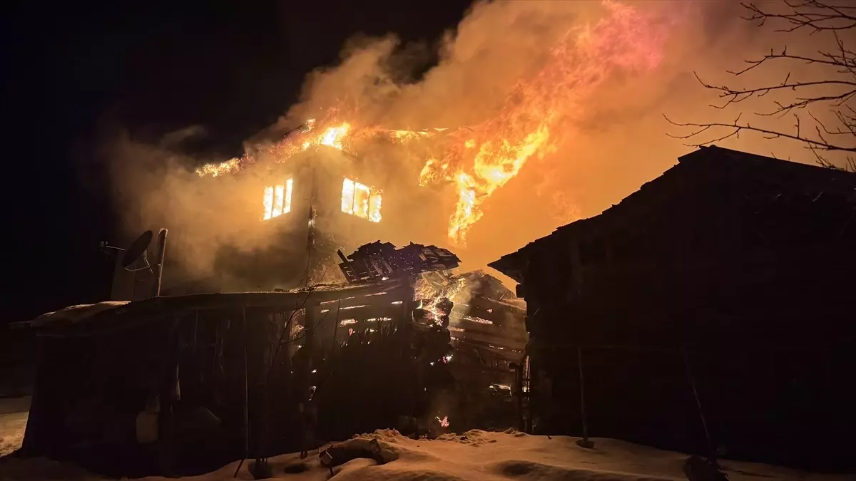 Karabük'ün Eflani İlçesinde Çıkan Yangın 2 Katlı Evi Kullanılamaz Hale Getirdi