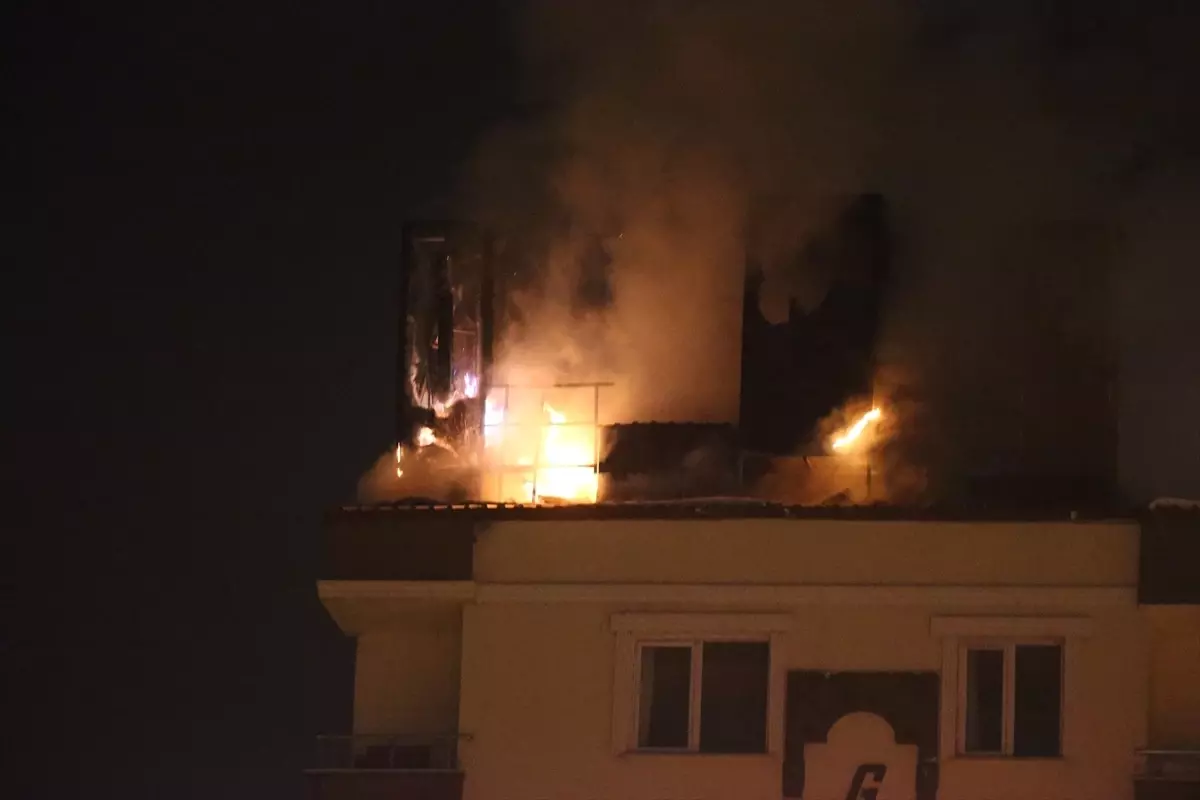 Kars'ta 6 Katlı Bina Çatısında Çıkan Yangın Kontrol Altına Alındı