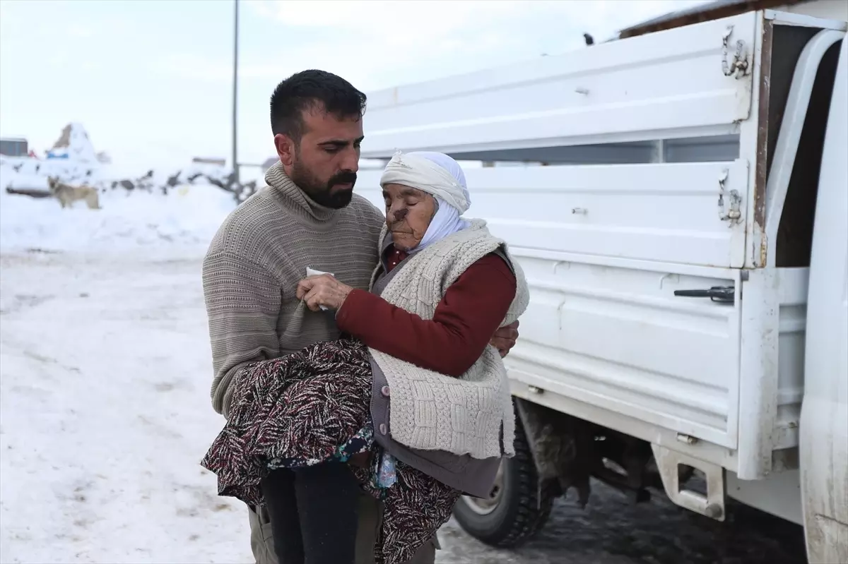 Torunuyla Birlikte Gösterilen Şefkat: Gökhan Yıldız’ın Babaannesine Destek Anı