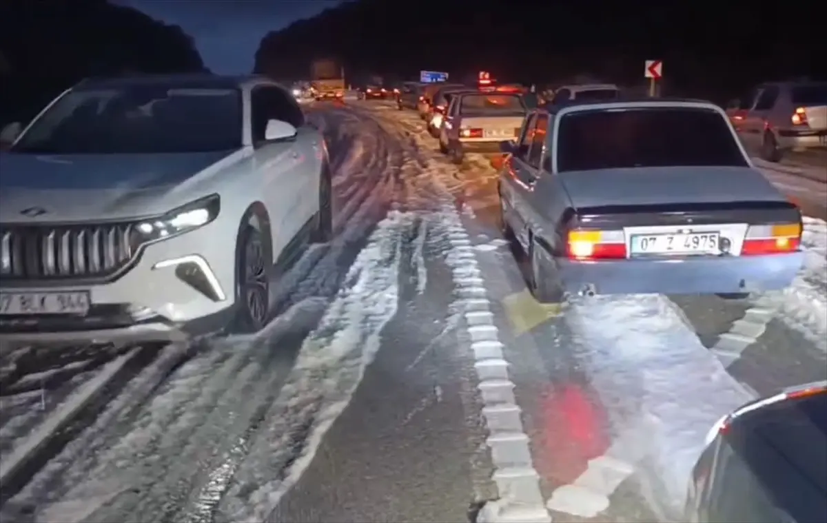Demre'de Şiddetli Dolu Yağışı Trafiği Durma Noktasına Getirdi