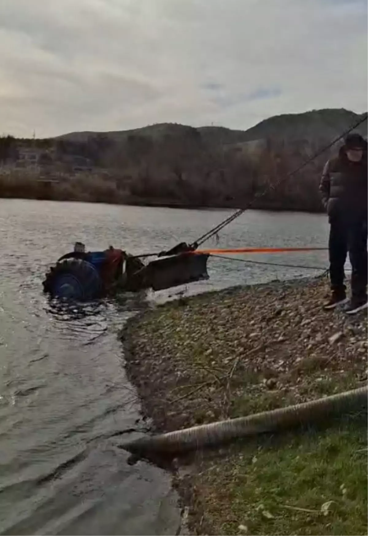 Kırıkkale'de vinçle traktör çıkarma operasyonu