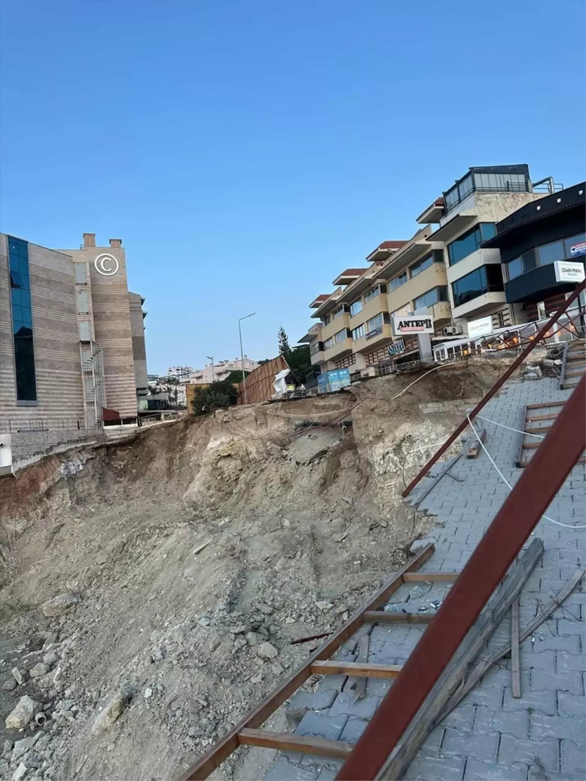 Kuşadası'nda Yol Çökmesi: Acil Çalışmalar ve Güvenlik Önlemleri Başlatıldı