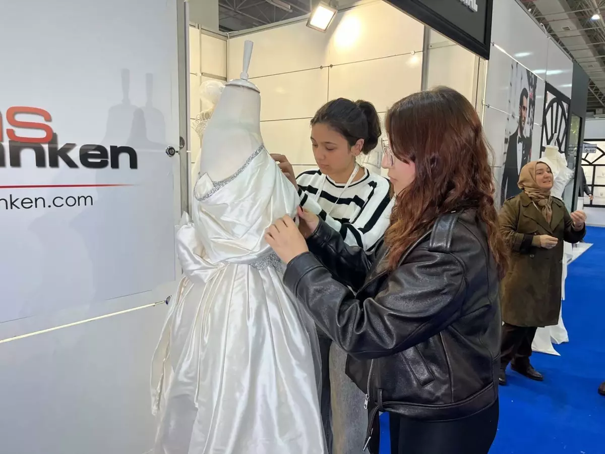 İzmir Fuarı'nda Ödemiş Zübeyde Hanım Lisesi Öğrencileri Gelinliklerini Sergiledi