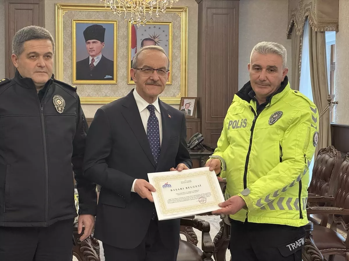 Polis memurunun çocuğa çorap giydirirken fotoğrafı