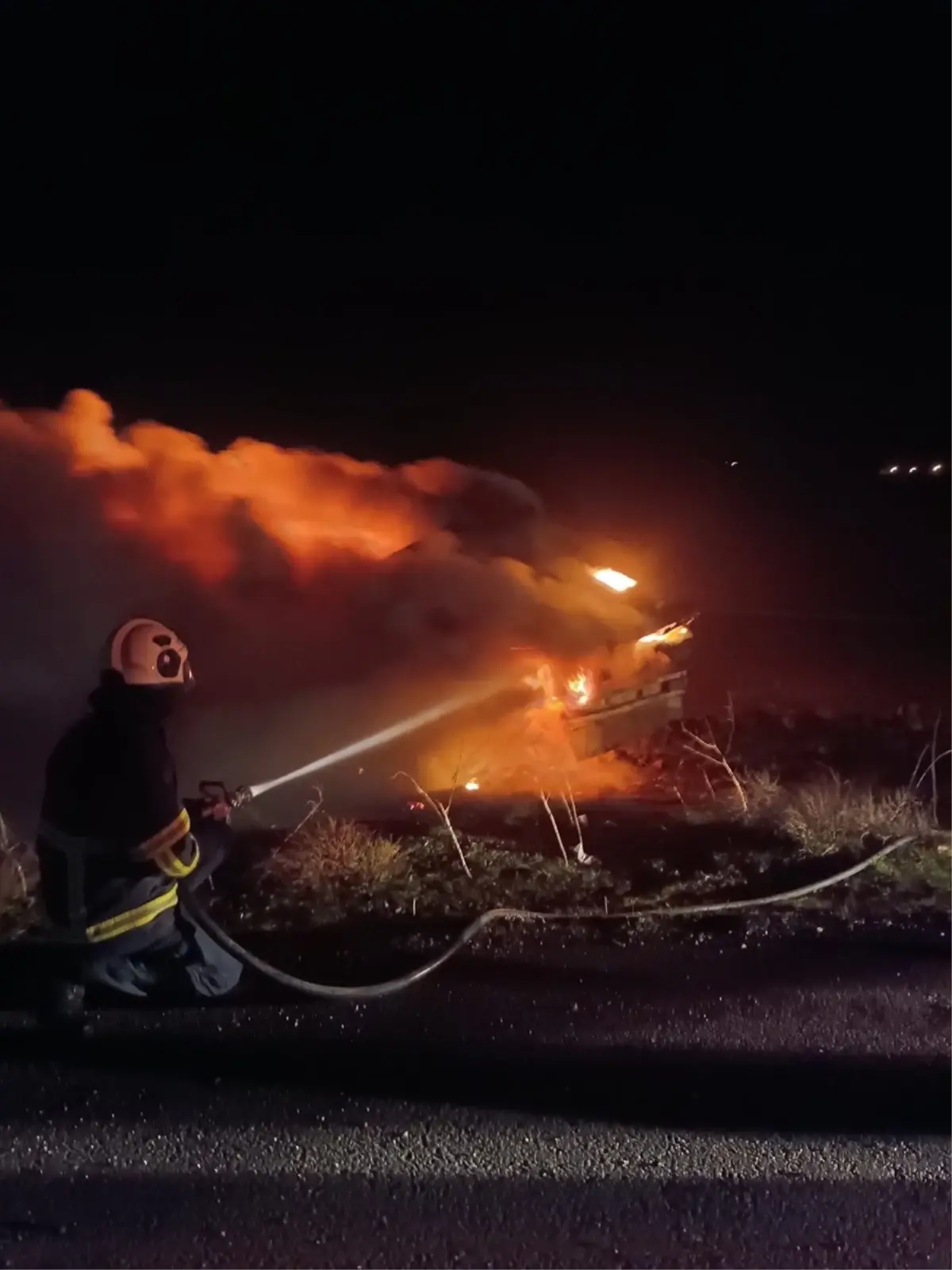 Nusaybin’de Devrilen Tırda Çıkan Yangın İtfaiye Tarafından Kontrol Altına Alındı
