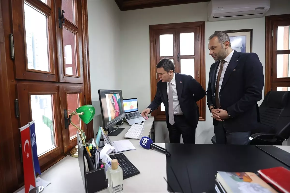 Osmangazi Belediye Başkanı Aydın, AA’nın Yılın Kareleri Oylamasında 112 Fotoğrafı İnceliyor