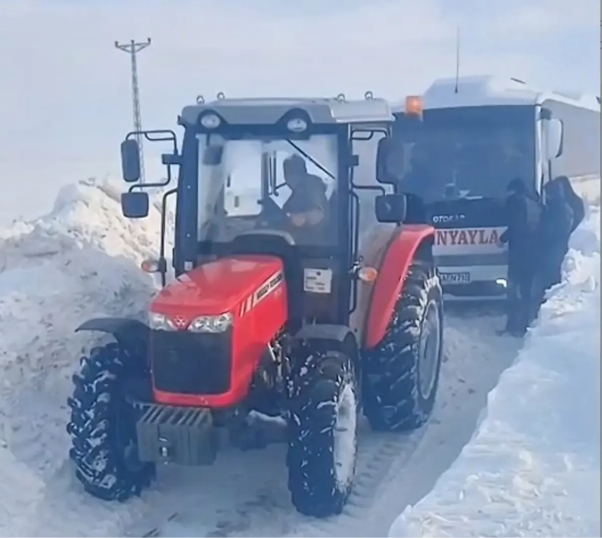 Ulaş'ta Yoğun Tipi Sebebiyle Midibüs Kazası: Yolcular Çaresiz Kaldı