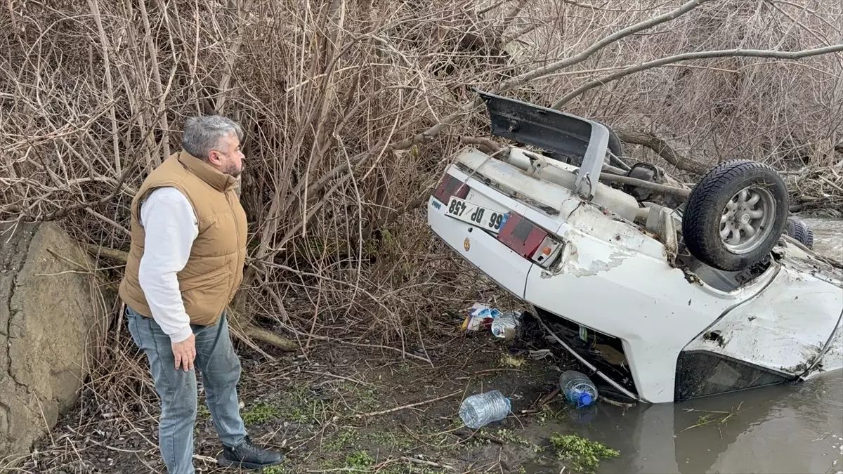 Yozgat Başıbüyüklü Köyünde Devrilen Otomobil Sürücüsü Hastaneye Kaldırıldı