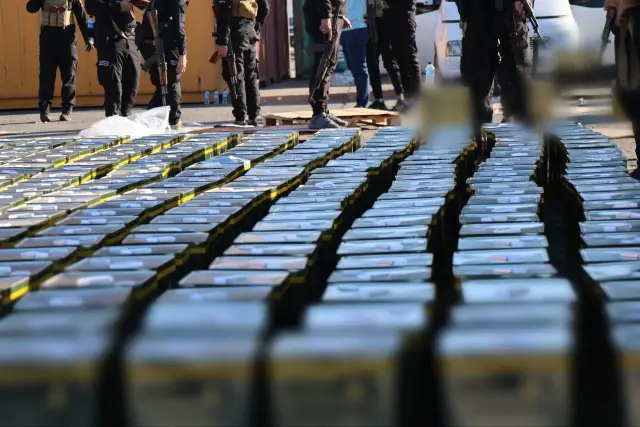 Gemi konteynerleri içinde bulunan uyuşturucu paketleri