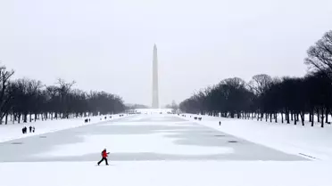 Washington DC sokaklarında yoğun kar