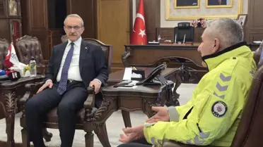 Polis memuru Yiğit çocuğa çorap giydiriyor