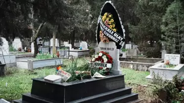 Mezar başında anma töreni