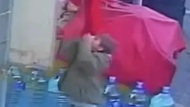 Market girişindeki Türk bayrağı