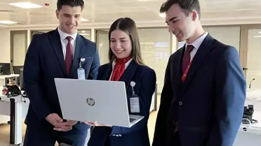 Çukurova Havalimanı çalışanlarının oyladığı fotoğraflardan bir örnek