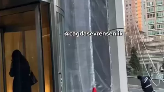 Saldırı sonrası NEF binasının hasarlı camları