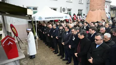 Erdal Kesebir'in cenaze töreni sırasında çiçek sunumu