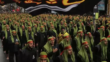 Hezbollah bayrağı ve askerler