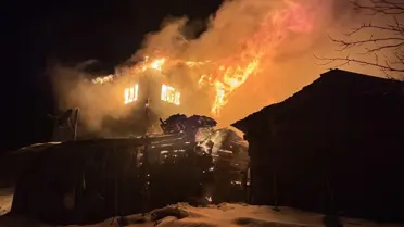 Yangın sonrası evin iç kısmı, yanmış odalar ve tahrip olmuş yapı