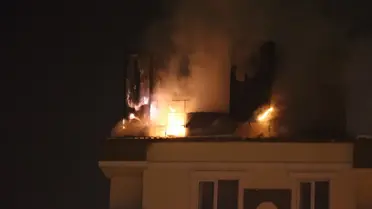 Yangın sonrası Kars'ta binanın çatı katı