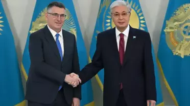 Tokayev ve Saar'ın görüşme anı