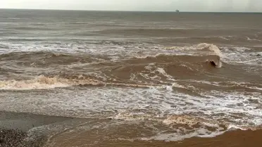 Antalya Konyaaltı Sahili'nde Şiddetli Yağmur Sonrası Deniz Kahverengiye Döndü