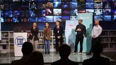 Atölye katılımcıları mobil cihazlarla çalışıyor