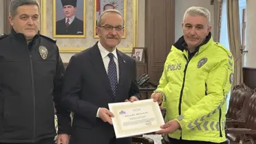 Malatya’da Çocuğa Çorap Giyen Polis Memuruna Vali’den Takdir Belgesi