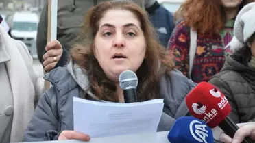 Eylem sırasında tutulan pankartlar