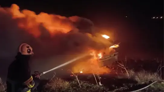 Yangını söndürmeye çalışan itfaiye ekipleri