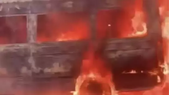 Yangına maruz kalan minibüs