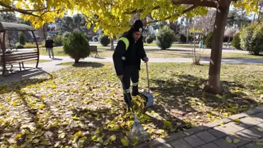 Parkta temizlik yaparken bulunan 80 bin TL değerindeki cep telefonu