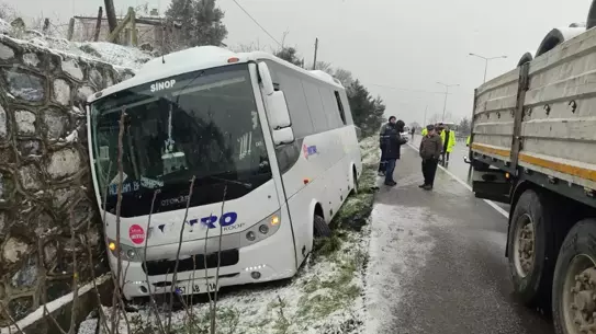 Kaza sonrası otobüs ve yol kenarı
