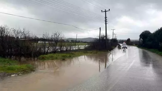 Ayvacık'ta Şiddetli Sağanak Tarım Alanlarını Sular Altına Çekti
